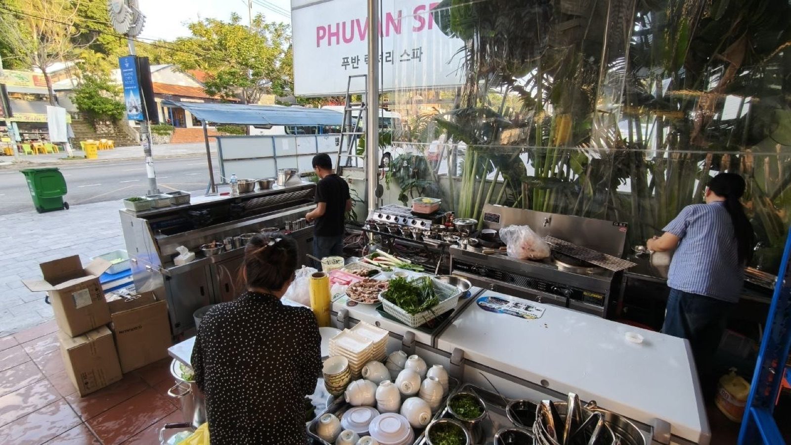 半露天料理台與工作人員忙碌備料情景