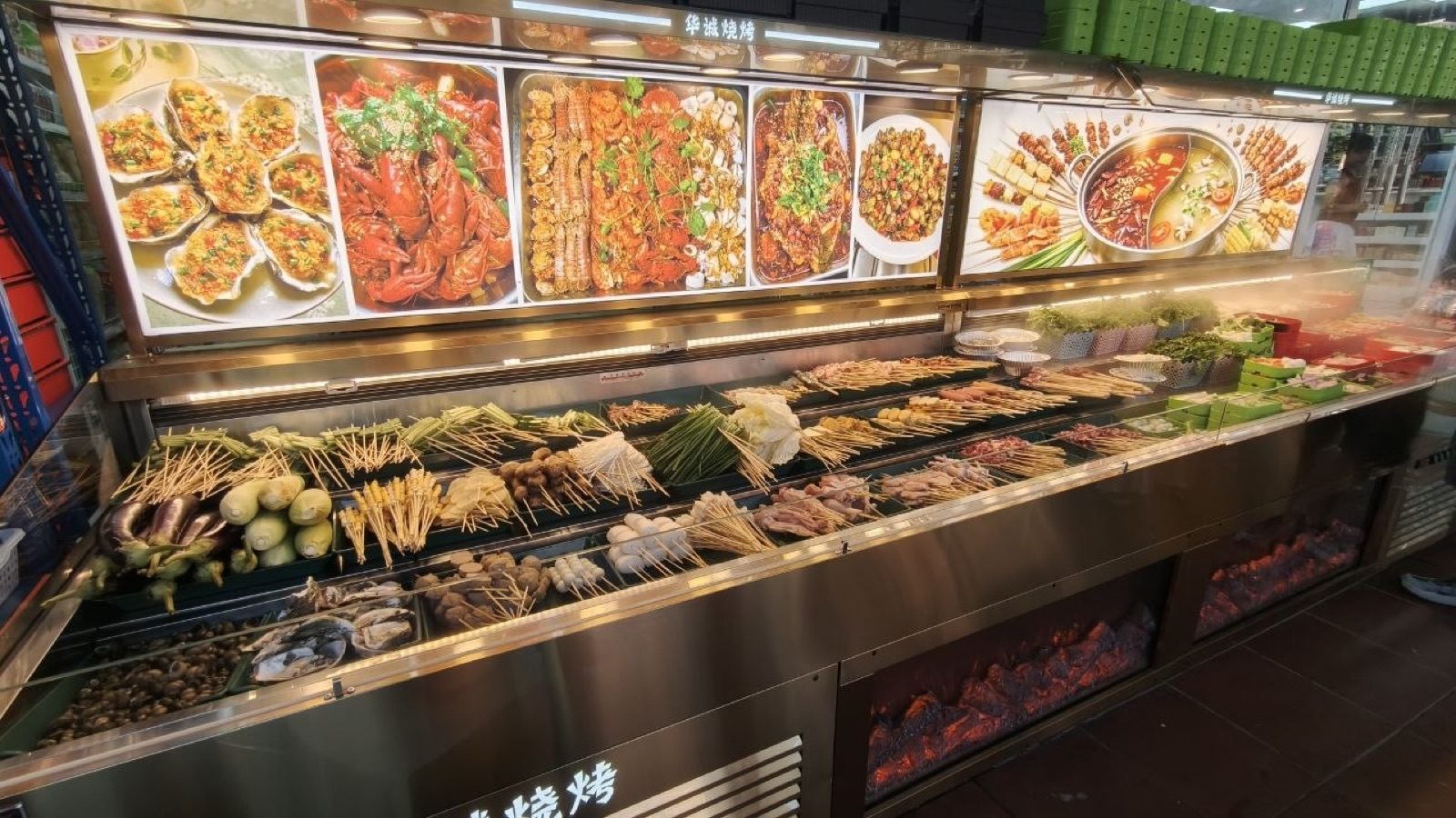 陳列整齊的各類肉品蔬菜與串燒冷藏冰櫃